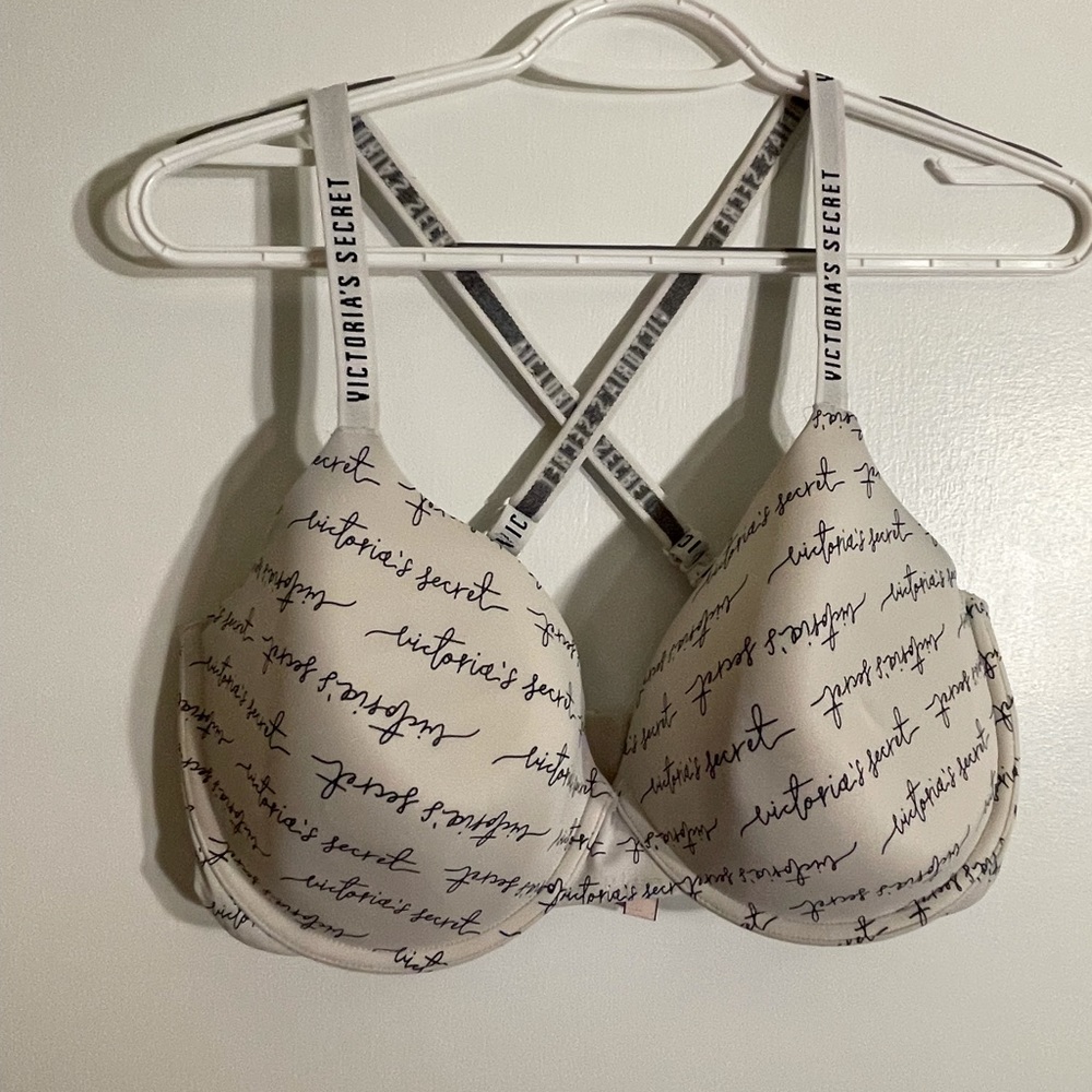 Victoria’s Secret lightly lined full coverage bra